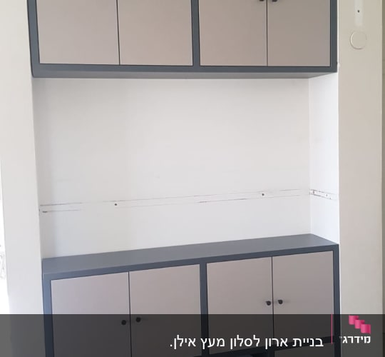 ארון עץ עם דלתות ומגירות